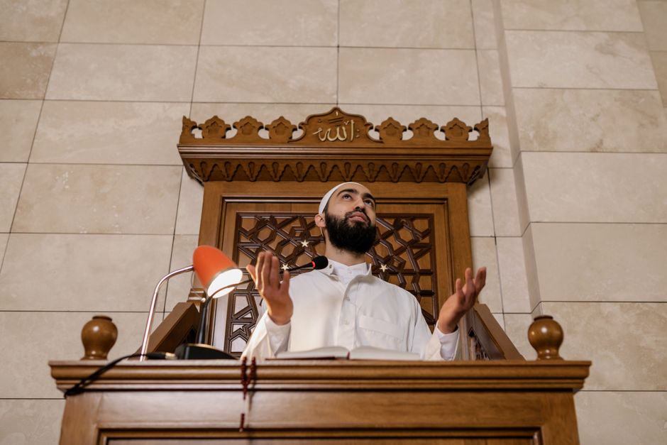 The Pivotal Succession: Navigating Leadership After Prophet Muhammad's Passing